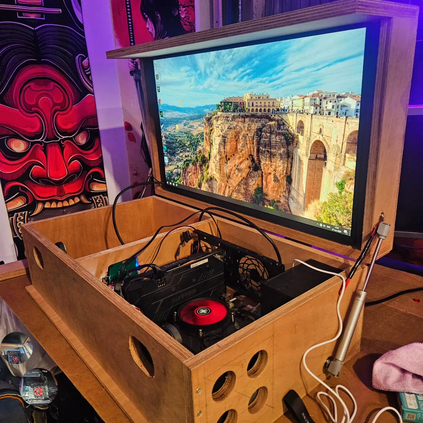 Portable Gaming PC: Wood-Case AIO